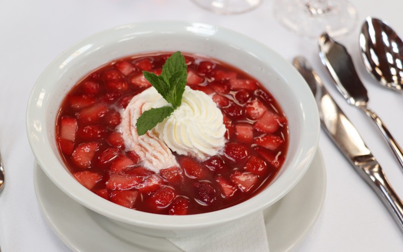 Lélekemelő fahéjas gyümölcsleves habcsókkal