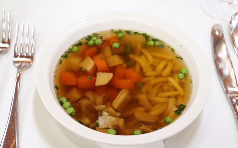 Tanyasi tyúkhúsleves benne főtt helybéli zöldségekkel lúdgége tésztával