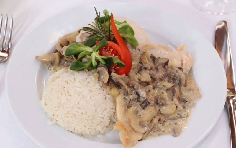 Csirkemell roston tejszínes gombamártással 