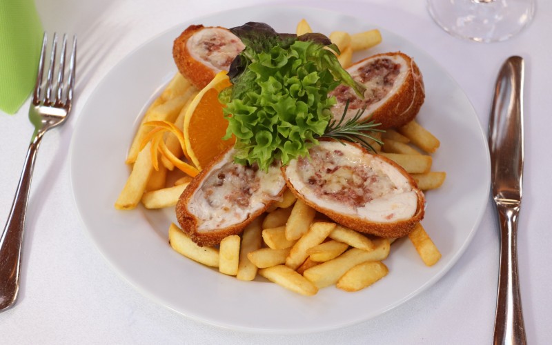 Füstölt csülökkel és füstölt sajttal töltött csirkemell