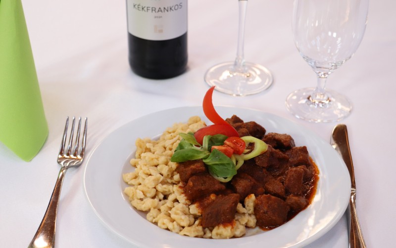 Vörösboros marhalábszár pörkölt