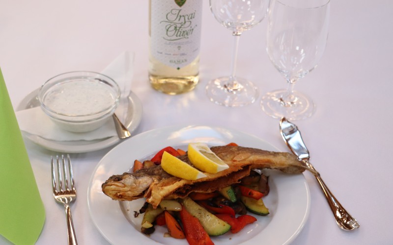 Egészben sült pisztráng fokhagymamártással