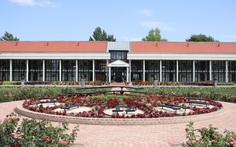 Hotel Club Tisza*** épülete + Virágóra
