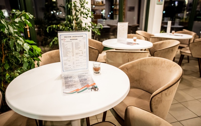 Tisza Bár- Petőfi Kávézó 2