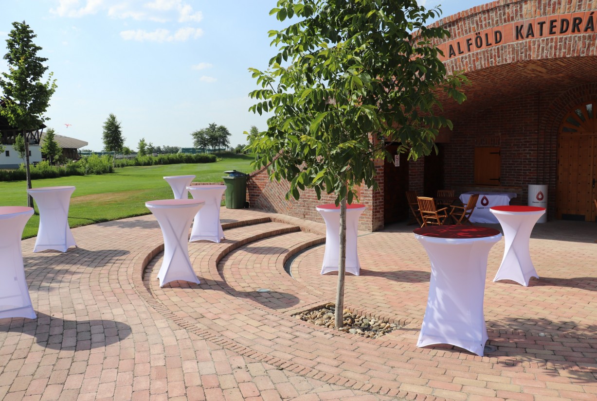 Magyar Borok Katedrálisa külső kép asztalokkal