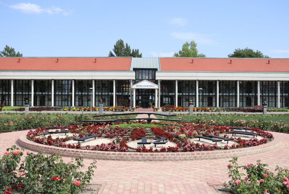 Hotel Club Tisza és a virágóra 2