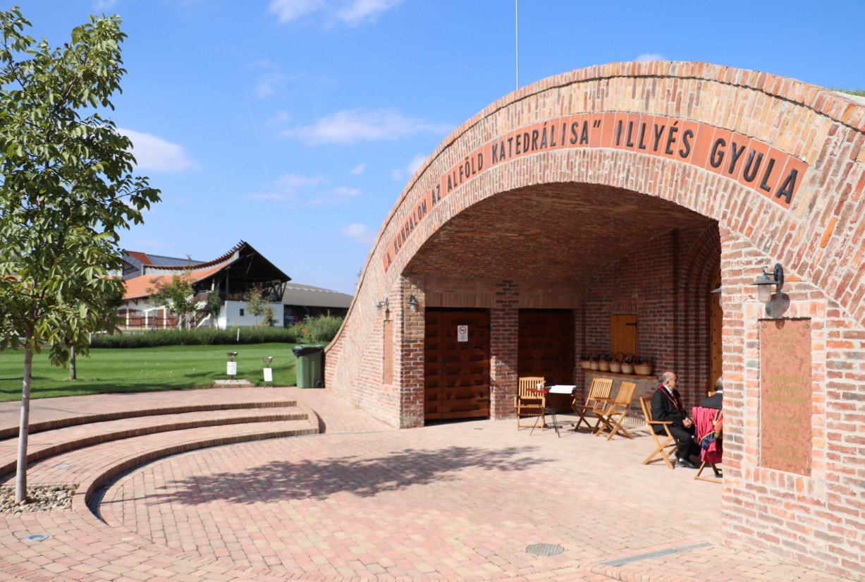 Magyar Borok Katedrálisa külső kép 2
